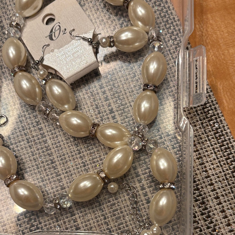 O2 Pearl and Crystal Necklace Set - Picture 6 of 6